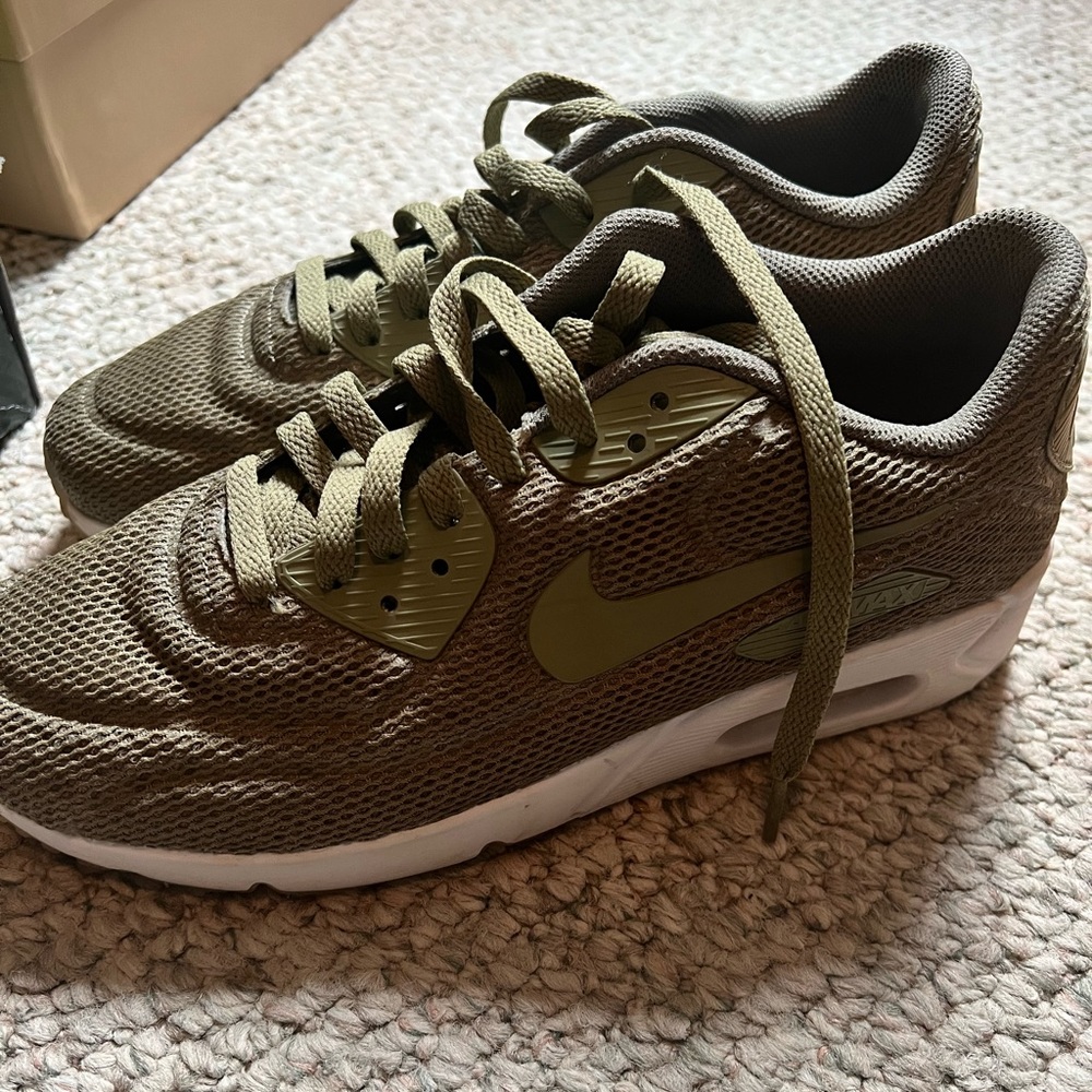 Army green Nike Air Max 90